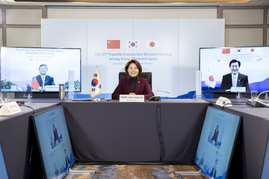 한정애 환경부 장관이 7일 오후 서울 조선 팰리스 호텔에서 영상회의로 열린 '제22차 한·중·일 환경장관회의(TEMM22)'에 참석했다. <환경부 제공>